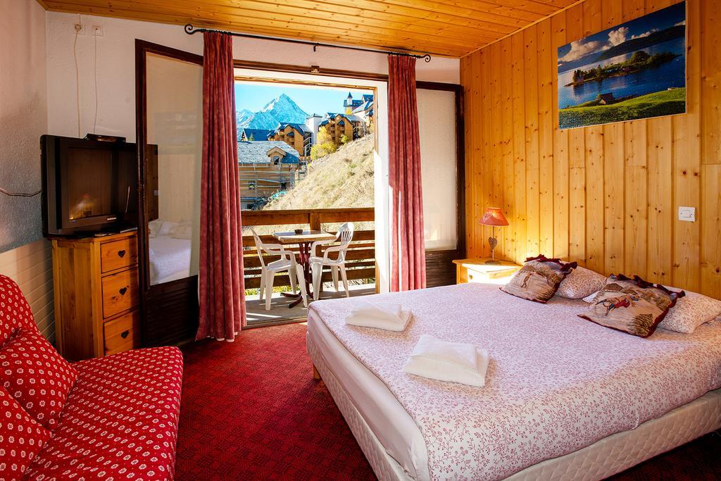 Hotel Le Cairn Les Deux Alpes Rum bild